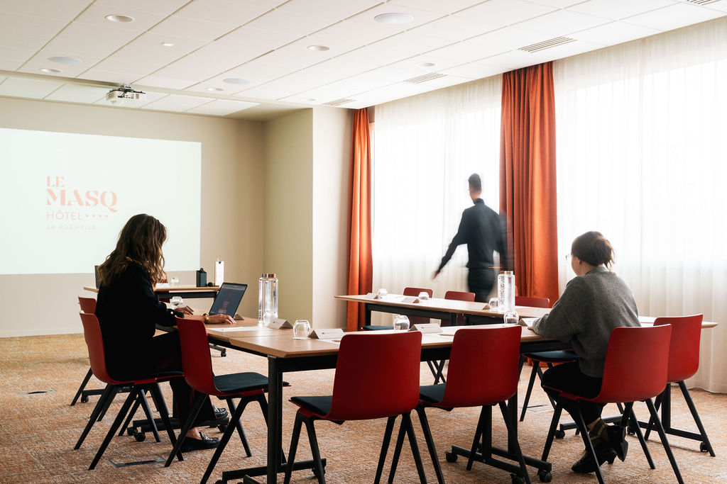 Le Studio aménagé avec des tables pour les échanges