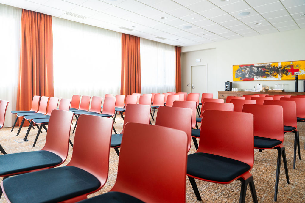 Les grandes fenêtres et les fauteuils du Studio