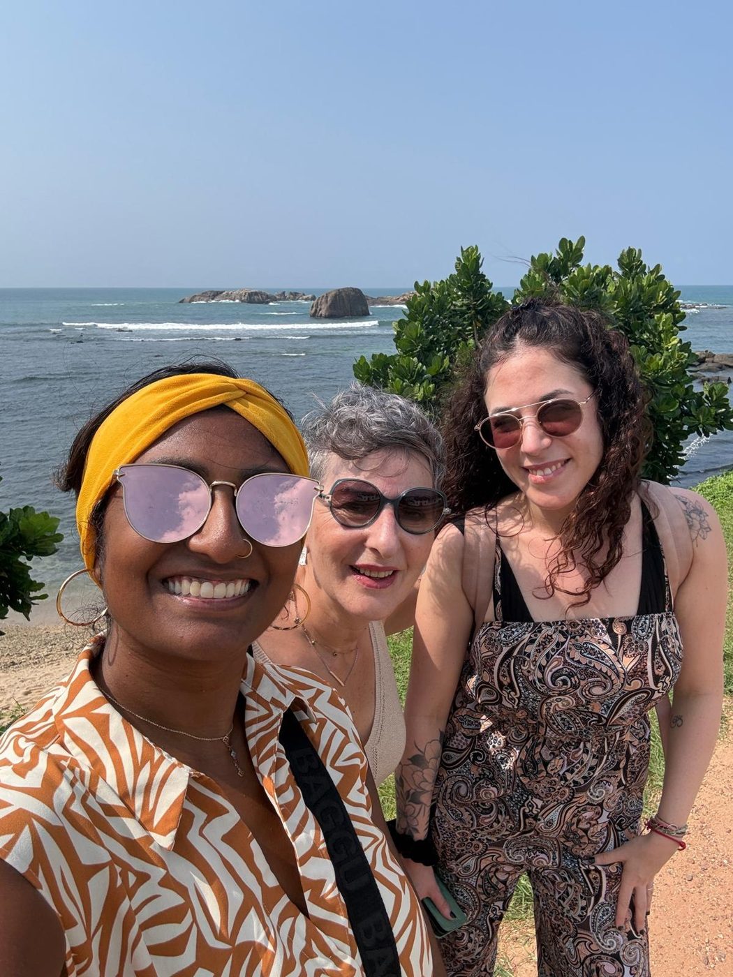 Jesline et deux voyageuses face à l’océan à Galle