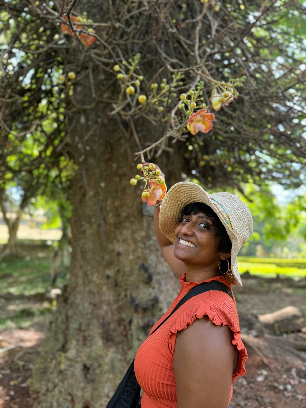 Jesline sous un arbre au Sri Lanka